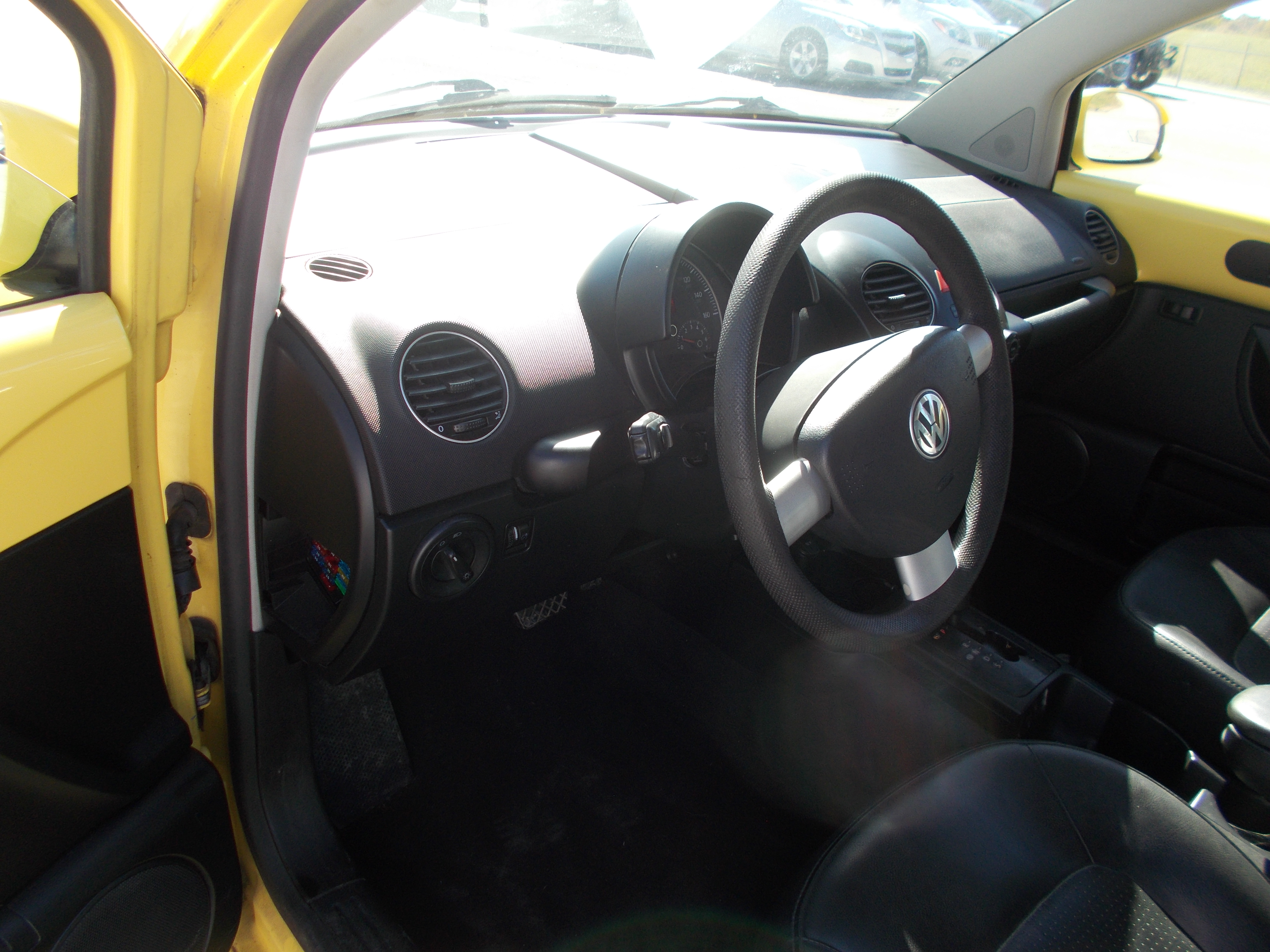 Used 2010 Volkswagen Beetle Coupe FWD image 6