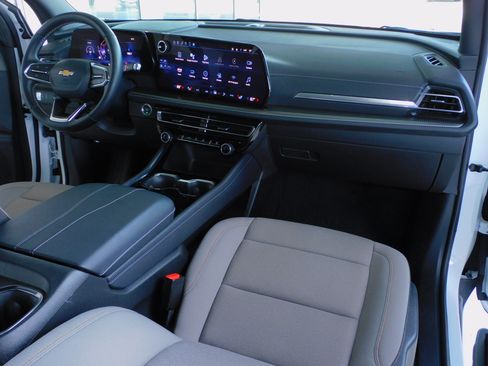 Used 2025 Chevrolet Traverse LT image 4