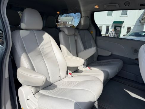 Used 2011 Toyota Sienna XLE image 22