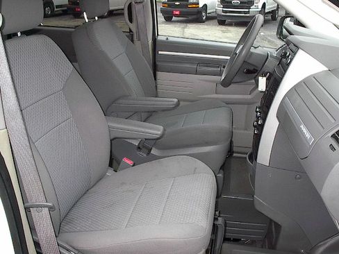 Used 2010 Dodge Grand Caravan SE image 10