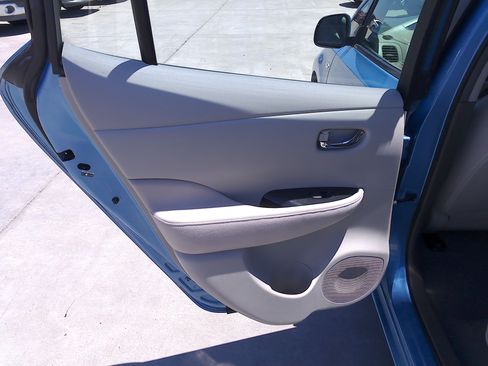 Used 2011 Nissan Leaf SL FWD image 10