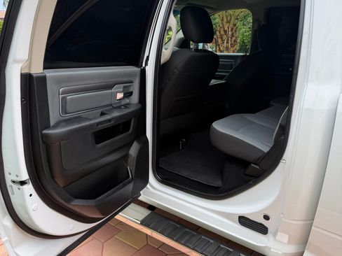 Used 2021 RAM 1500 4x4 Crew Cab Classic SLT image 6