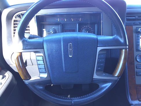 Used 2012 Lincoln Navigator 4WD image 26