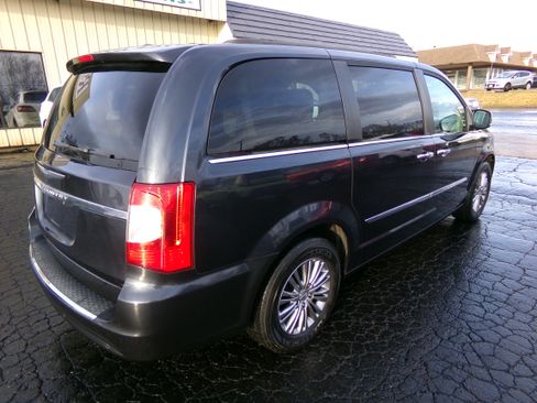 Used 2014 Chrysler Town & Country Touring-L image 5