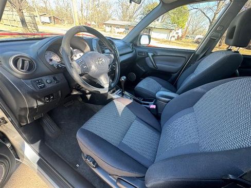 Used 2005 Toyota RAV4 image 10