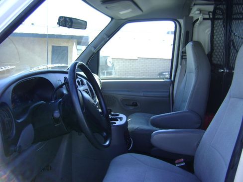 Used 2001 Ford E-350 and Econoline 350 image 13