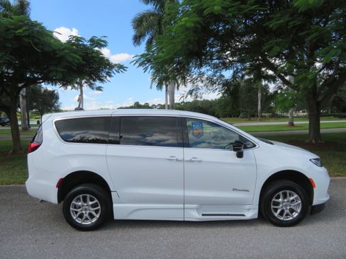 Used 2024 Chrysler Pacifica Touring-L FWD image 18