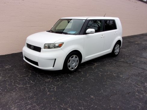 Used 2010 Scion xB FWD image 1