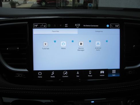 Used 2025 Chrysler Pacifica Limited image 14