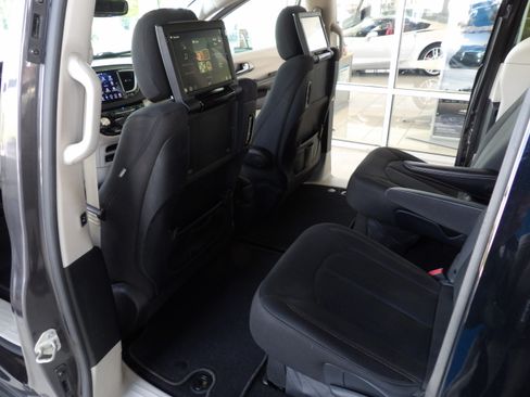 Used 2020 Chrysler Pacifica Touring image 16