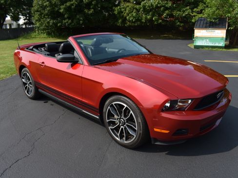 Used 2010 Ford Mustang Convertible RWD image 27