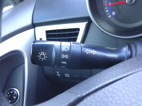 Used 2017 Hyundai Elantra GT image 30
