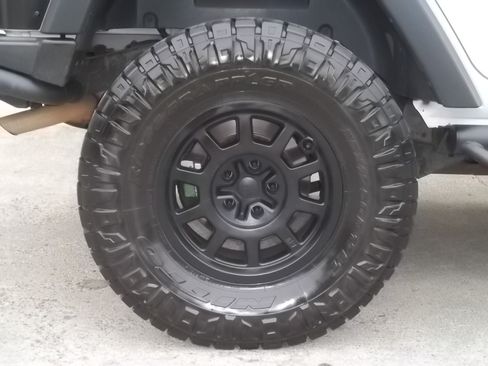 Used 2017 Jeep Wrangler 4WD Unlimited Sport image 17