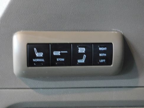 Used 2011 Chrysler Town & Country Limited image 14