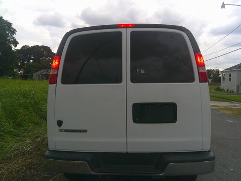 Used 2017 Chevrolet Express 3500 LT Extended Passenger RWD image 3
