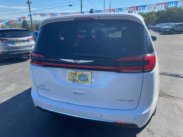 Used 2023 Chrysler Pacifica Limited FWD image 12