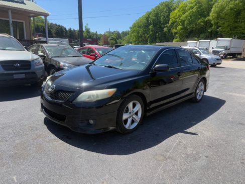 Used 2010 Toyota Camry FWD image 2
