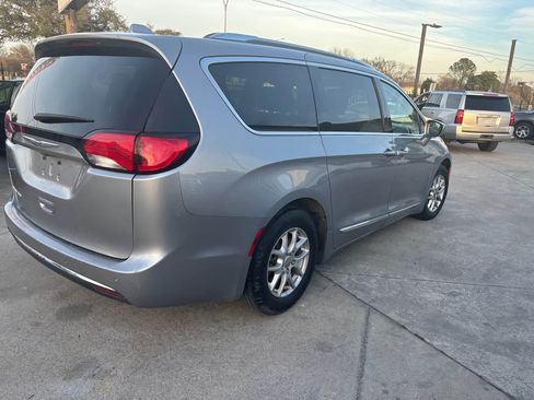 Used 2020 Chrysler Pacifica Touring-L image 8