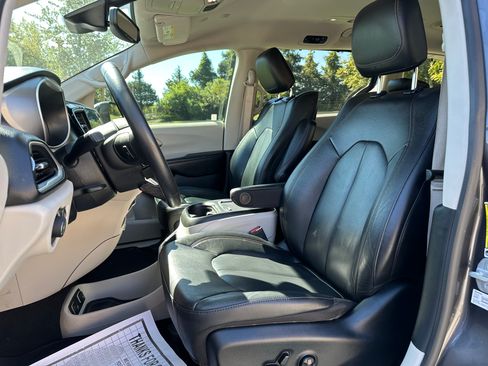 Used 2020 Chrysler Pacifica Touring-L Plus image 9