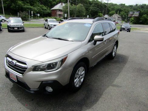 Used 2019 Subaru Outback 2.5i Premium AWD/4WD image 4