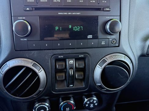 Used 2018 Jeep Wrangler Unlimited Sport image 14