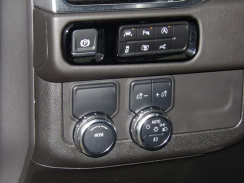 Used 2025 GMC Yukon XL Denali image 7