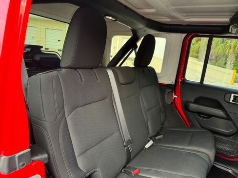 Used 2019 Jeep Wrangler 4WD Unlimited Sahara image 78