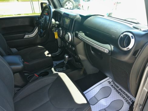 Used 2015 Jeep Wrangler 4WD Unlimited Sahara image 46