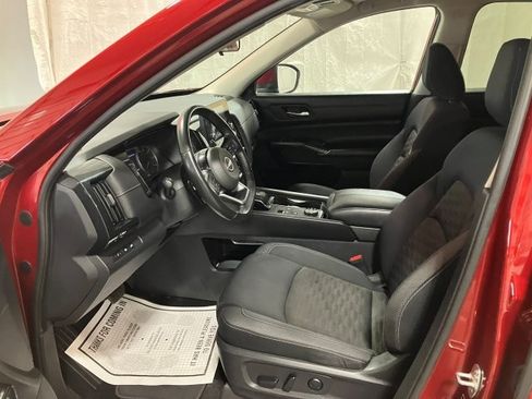 Used 2022 Nissan Pathfinder SV image 2