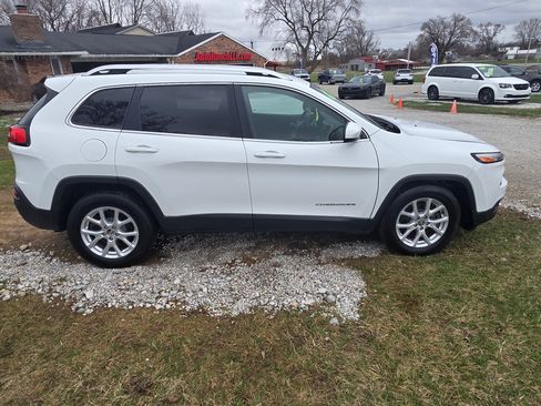 Used 2017 Jeep Cherokee Latitude image 2