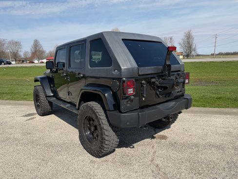Used 2014 Jeep Wrangler Unlimited Sahara image 3