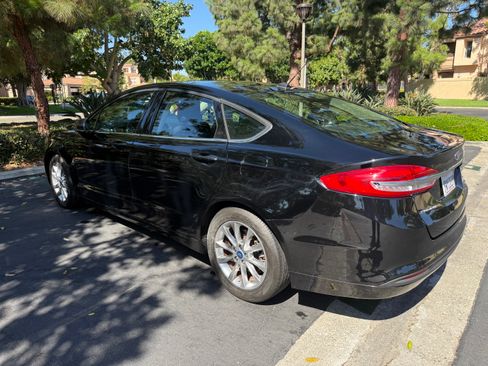 Used 2017 Ford Fusion SE FWD image 4