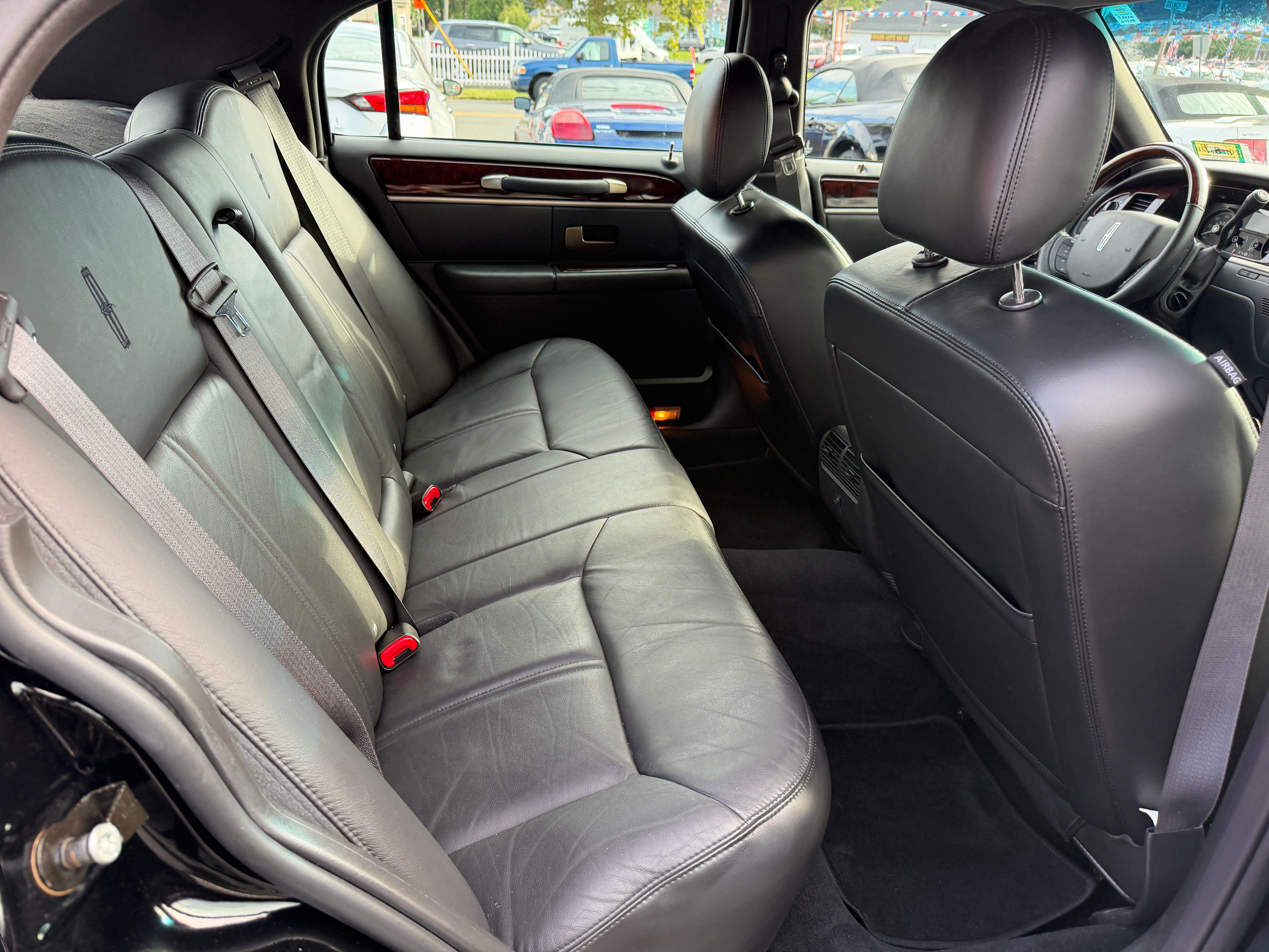 Used 2009 Lincoln Town Car Signature Limited RWD image 25