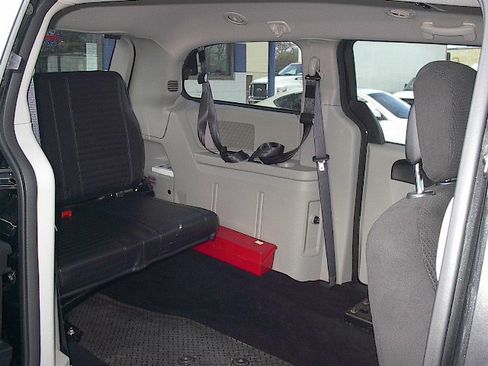 Used 2016 Dodge Grand Caravan SE image 16