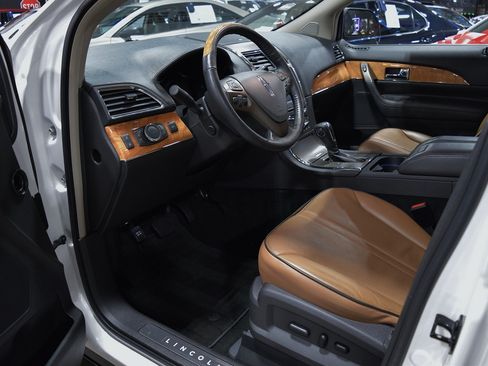 Used 2011 Lincoln MKX AWD w/ Elite Package image 19