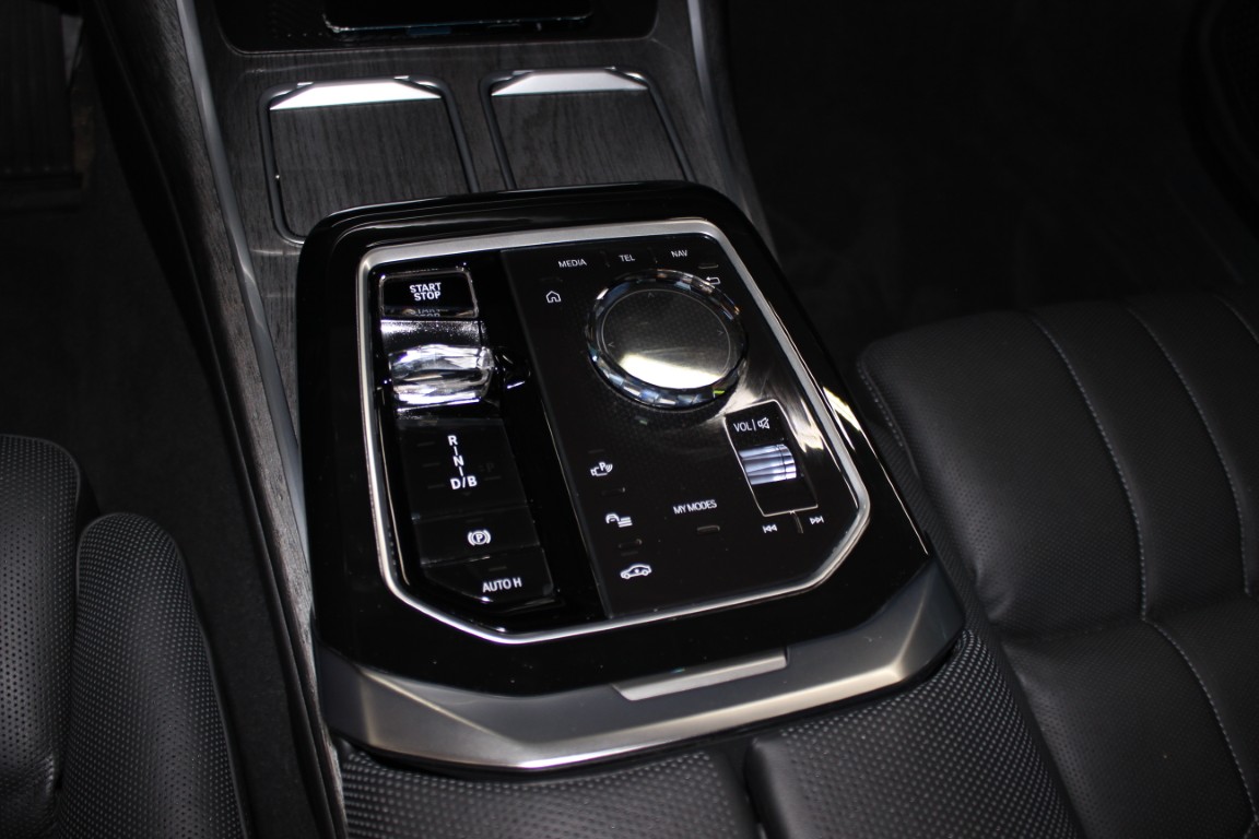 Used 2024 BMW i7 xDrive60 AWD/4WD image 39
