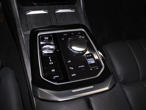 Used 2024 BMW i7 xDrive60 AWD/4WD image 39