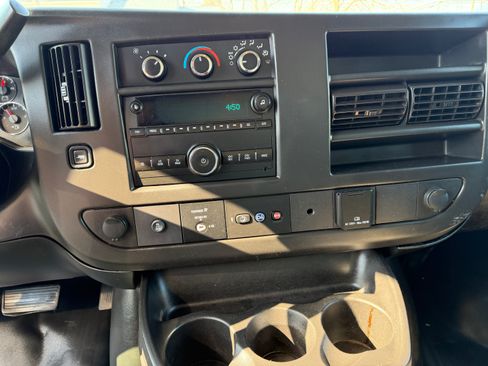 Used 2018 Chevrolet Express 3500 image 17