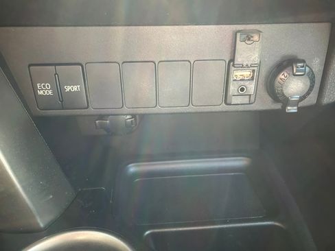 Used 2015 Toyota RAV4 AWD LE image 16