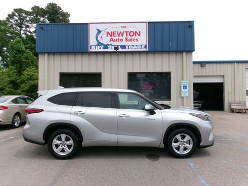 Used 2021 Toyota Highlander FWD LE Hybrid image 18