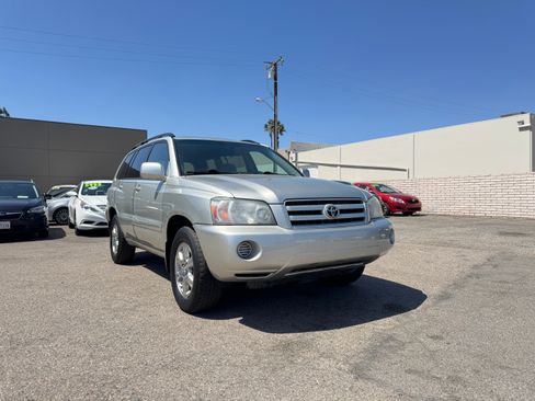 Used 2005 Toyota Highlander 2WD V6 w/ 3rd Row image 12