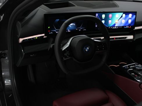 Used 2025 BMW i5 xDrive40 image 18