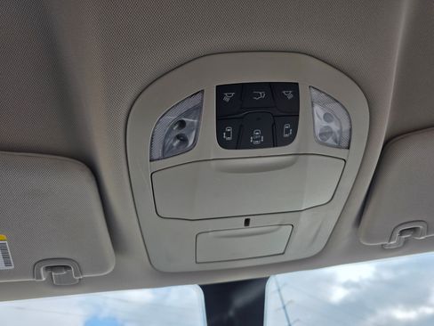 Used 2022 Chrysler Voyager LX image 30