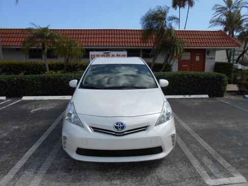 Used 2014 Toyota Prius V Two image 9