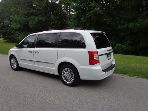 Used 2014 Chrysler Town & Country w/ 25th Anniversary Edition FWD image 3