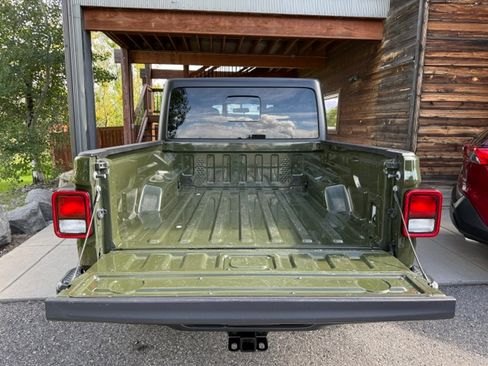 Used 2021 Jeep Gladiator Willys AWD/4WD image 5
