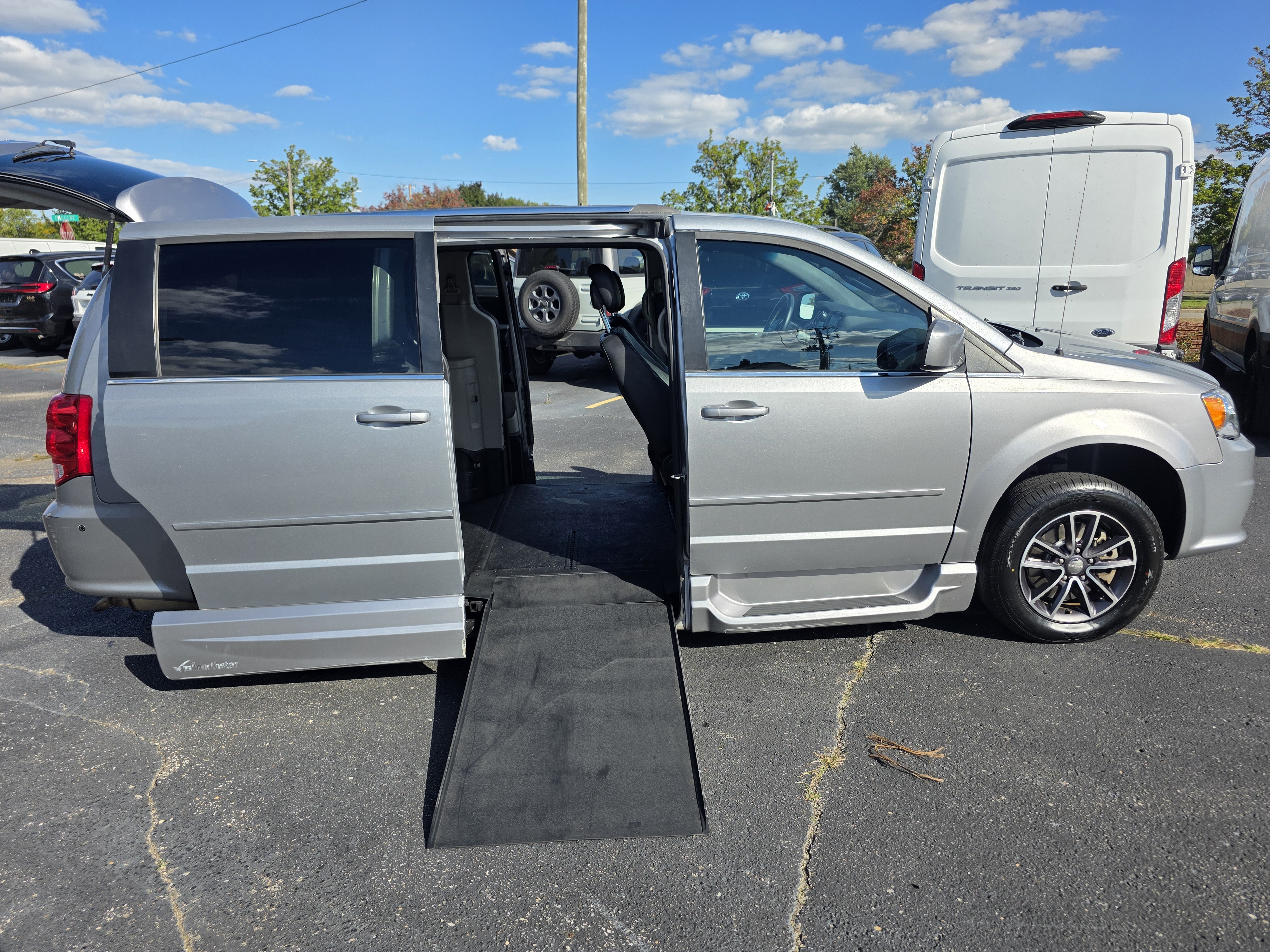 Used 2017 Dodge Grand Caravan SXT FWD image 11