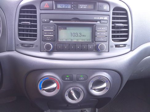 Used 2010 Hyundai Accent GS image 15