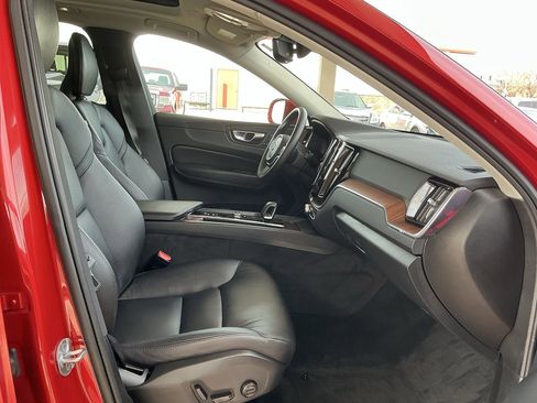 Used 2023 Volvo XC60 B5 Plus image 11
