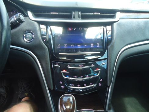 Used 2013 Cadillac XTS Luxury FWD image 11